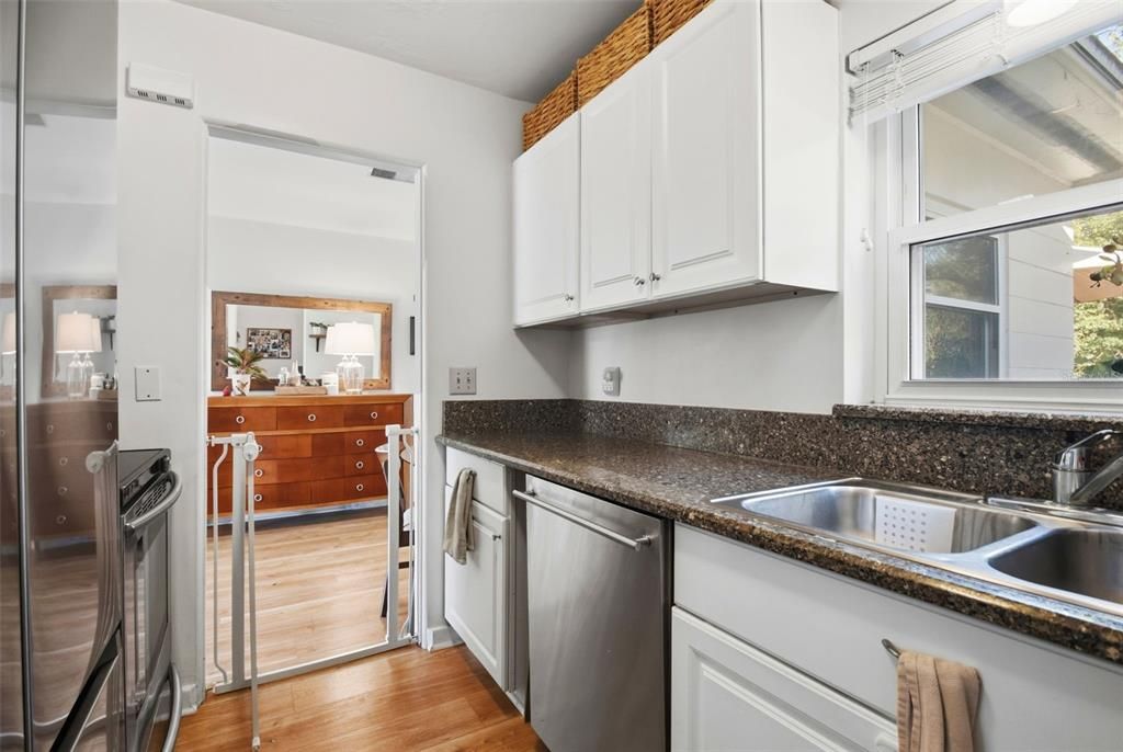 Под контрактом: $425,000 (3 спален, 1 ванн, 1050 Квадратных фут)