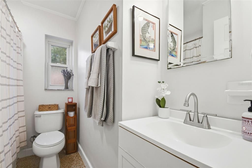 Под контрактом: $425,000 (3 спален, 1 ванн, 1050 Квадратных фут)