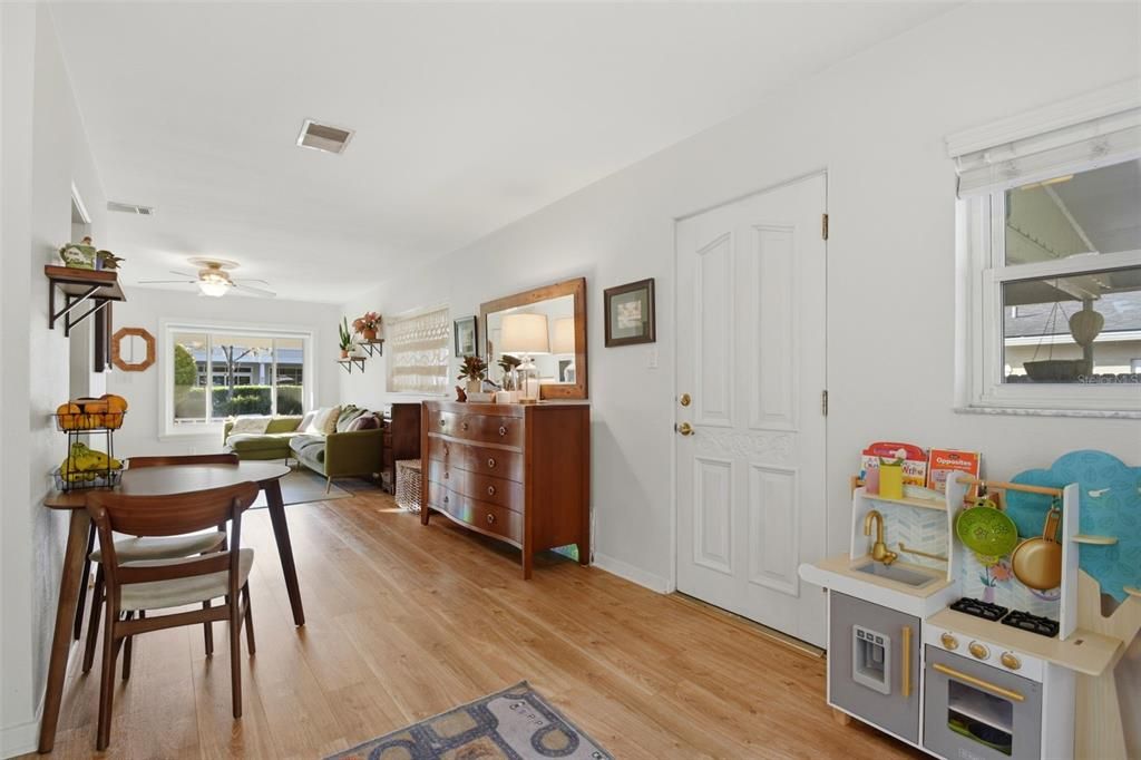 Под контрактом: $425,000 (3 спален, 1 ванн, 1050 Квадратных фут)