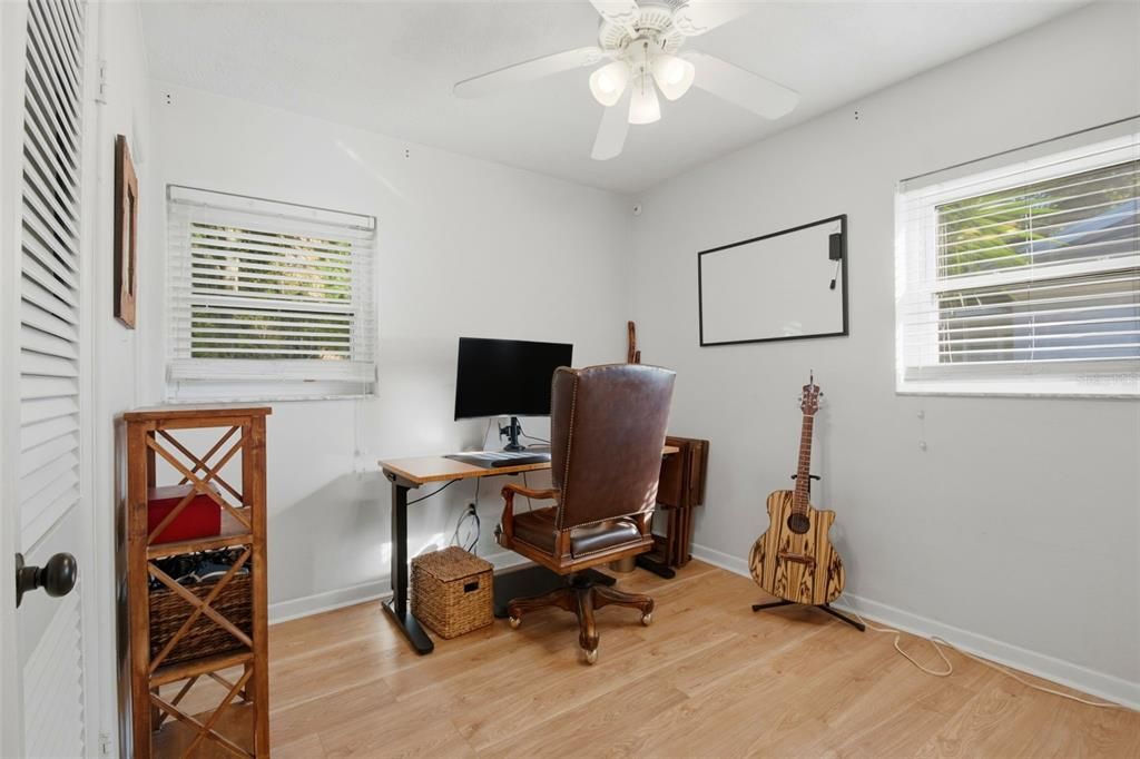 Под контрактом: $425,000 (3 спален, 1 ванн, 1050 Квадратных фут)