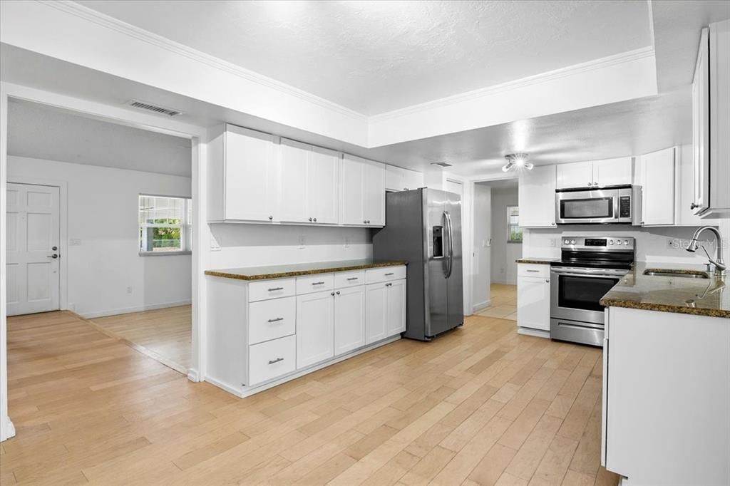 待售: $399,900 (4 贝兹, 3 浴室, 2056 平方英尺)