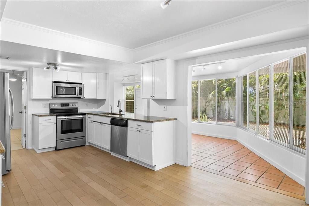 待售: $399,900 (4 贝兹, 3 浴室, 2056 平方英尺)