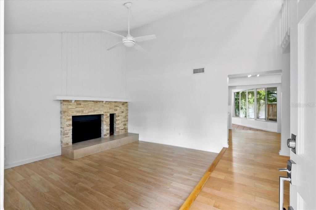 待售: $399,900 (4 贝兹, 3 浴室, 2056 平方英尺)