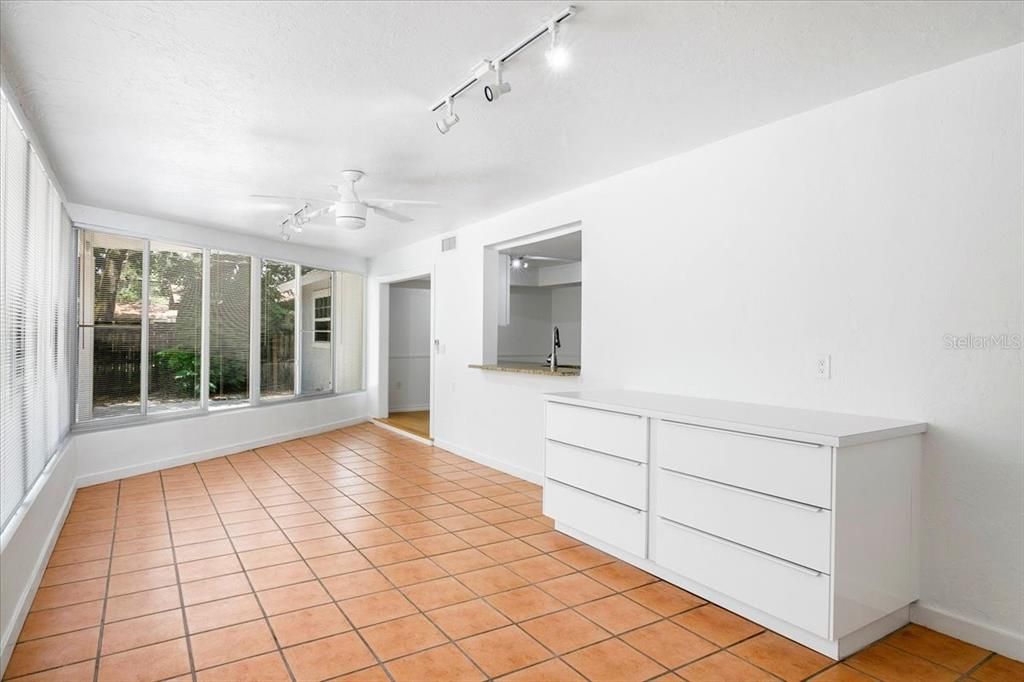 待售: $399,900 (4 贝兹, 3 浴室, 2056 平方英尺)