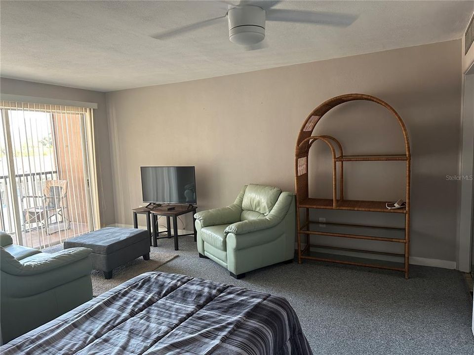 For Rent: $1,050 (0 beds, 1 baths, 405 Square Feet)