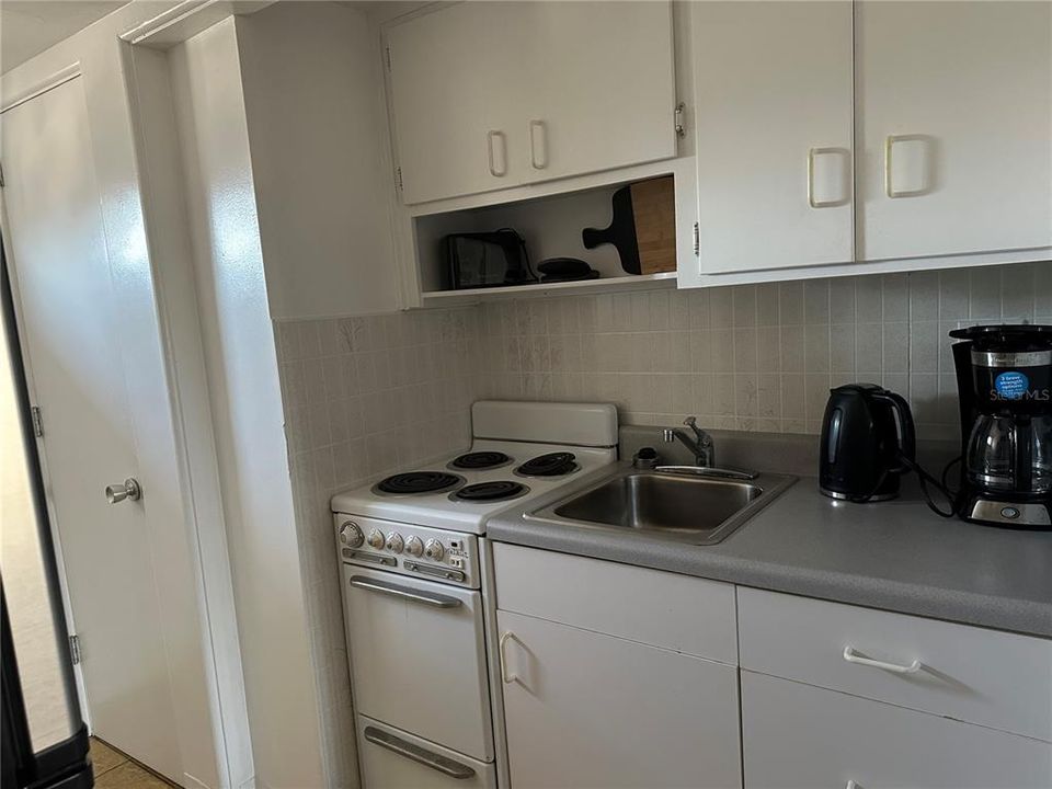 For Rent: $1,050 (0 beds, 1 baths, 405 Square Feet)