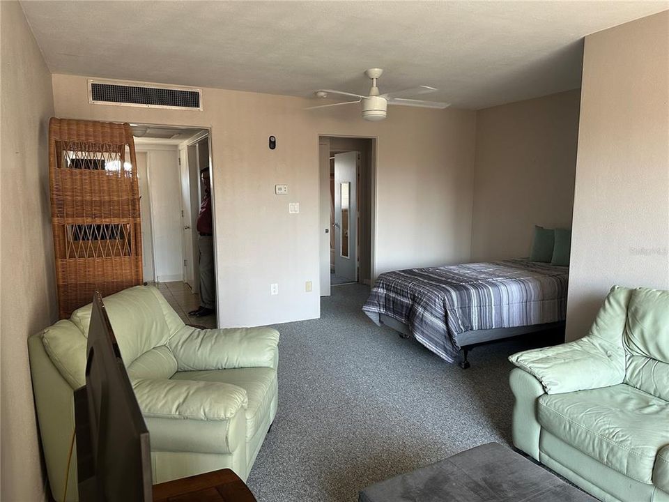 For Rent: $1,050 (0 beds, 1 baths, 405 Square Feet)