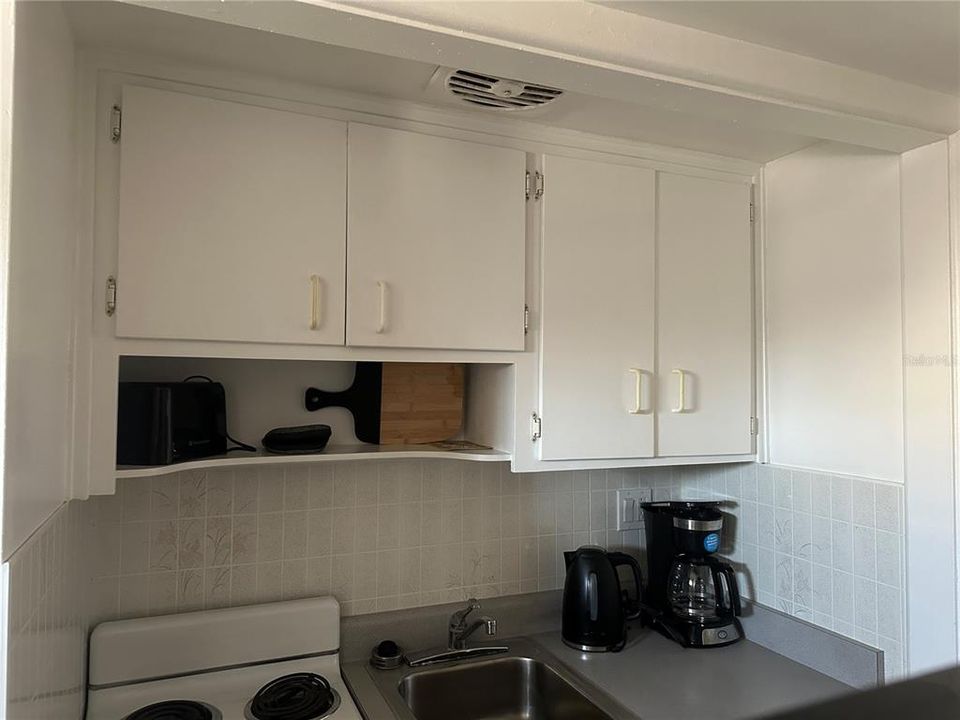 For Rent: $1,050 (0 beds, 1 baths, 405 Square Feet)