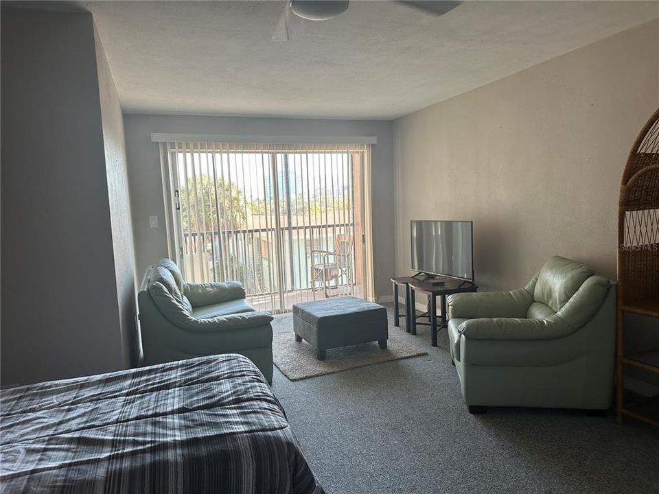 For Rent: $1,050 (0 beds, 1 baths, 405 Square Feet)