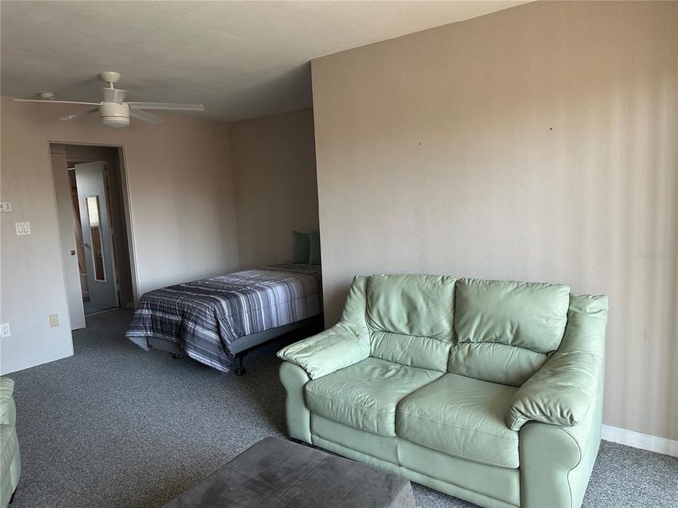 For Rent: $1,050 (0 beds, 1 baths, 405 Square Feet)