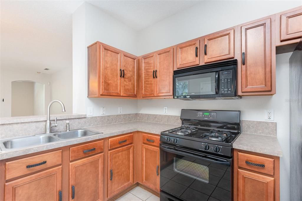 Active With Contract: $300,000 (2 beds, 2 baths, 1528 Square Feet)