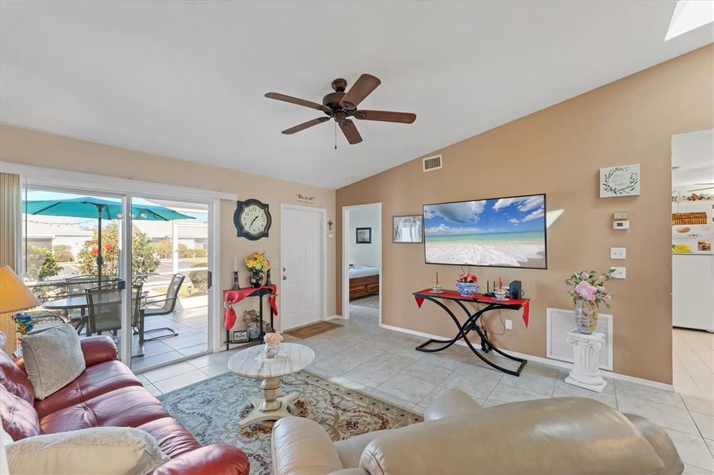 待售: $210,000 (2 贝兹, 2 浴室, 1070 平方英尺)