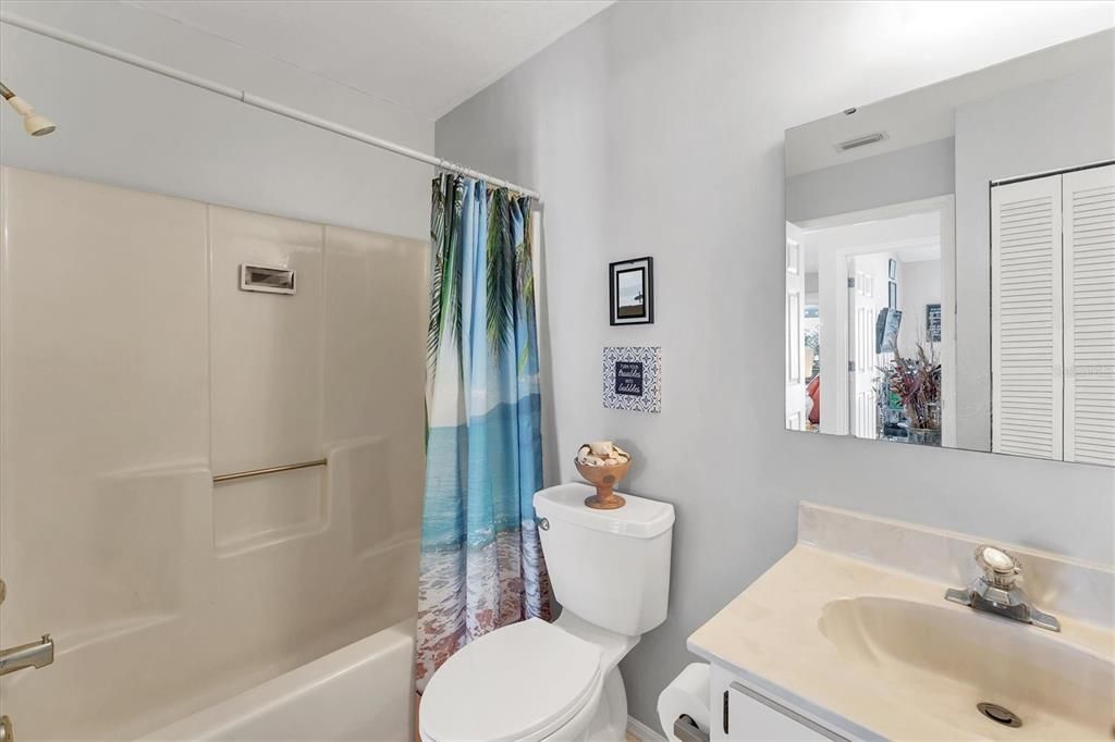 待售: $210,000 (2 贝兹, 2 浴室, 1070 平方英尺)