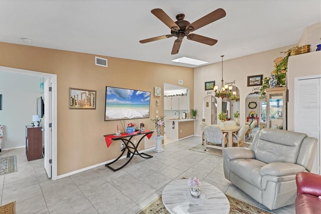 待售: $210,000 (2 贝兹, 2 浴室, 1070 平方英尺)