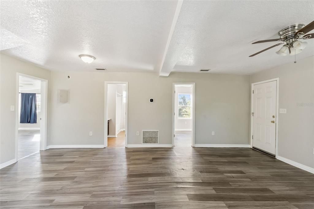 В аренду: $1,350 (2 спален, 1 ванн, 884 Квадратных фут)