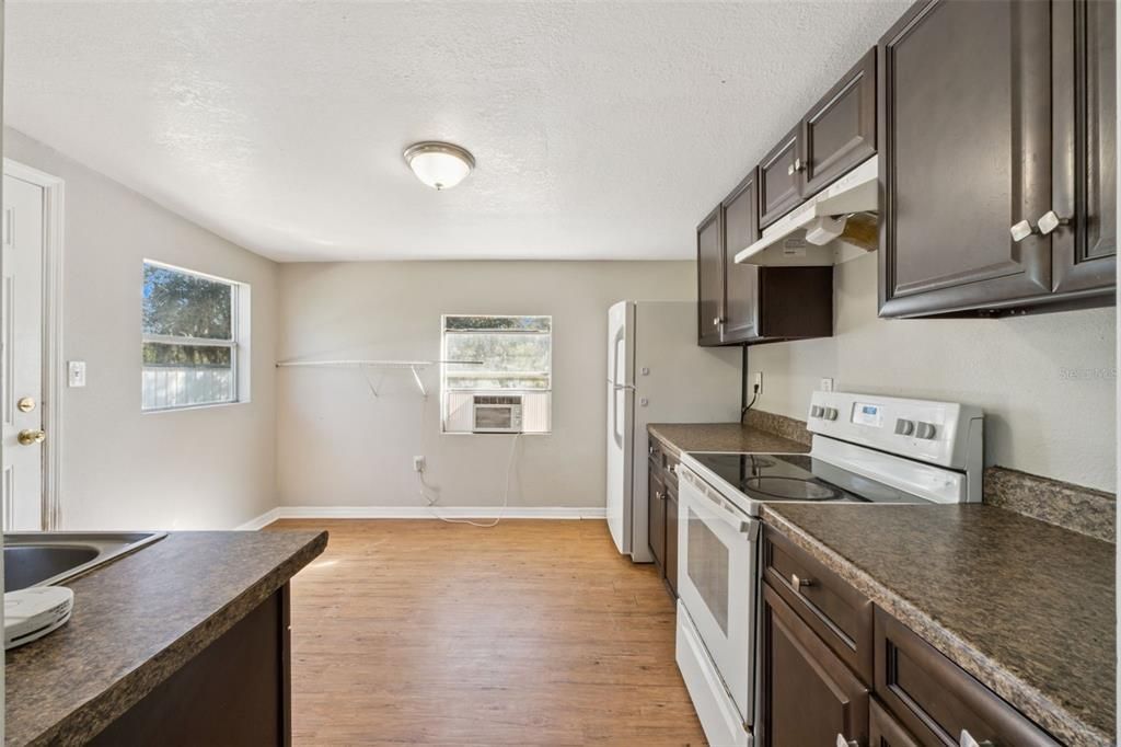 В аренду: $1,350 (2 спален, 1 ванн, 884 Квадратных фут)