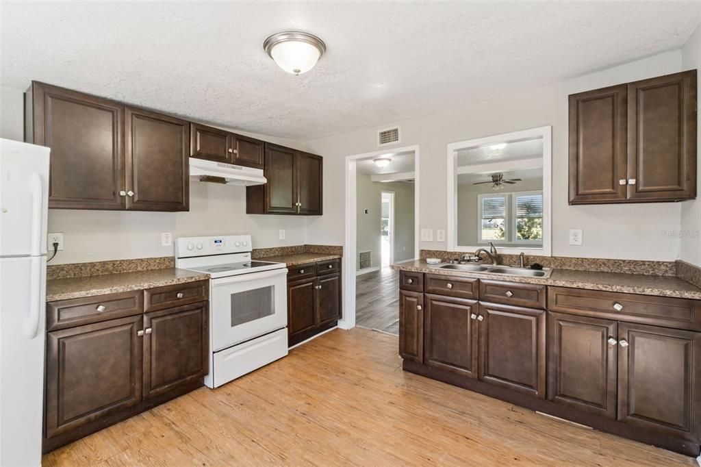 В аренду: $1,350 (2 спален, 1 ванн, 884 Квадратных фут)