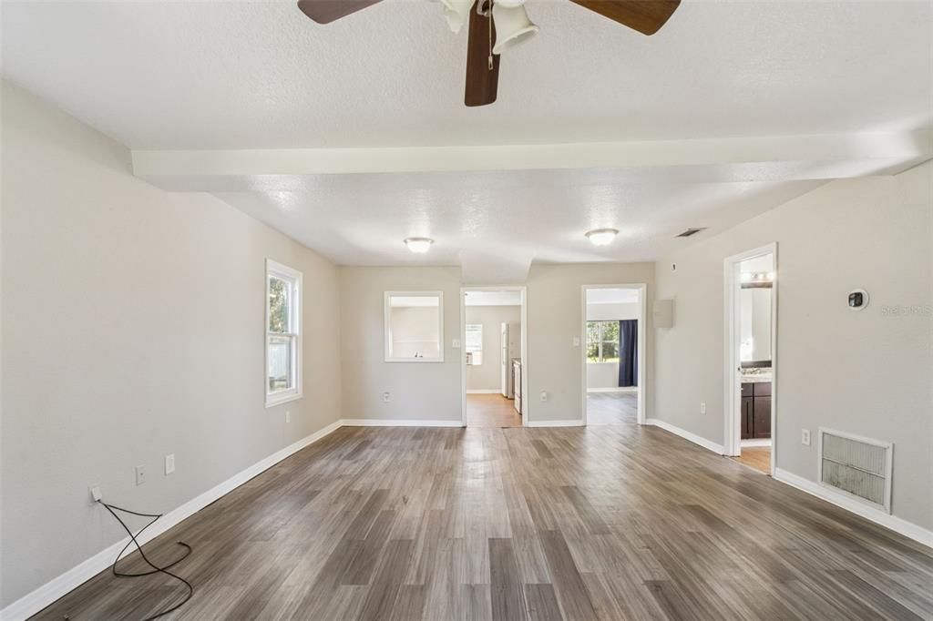 В аренду: $1,350 (2 спален, 1 ванн, 884 Квадратных фут)