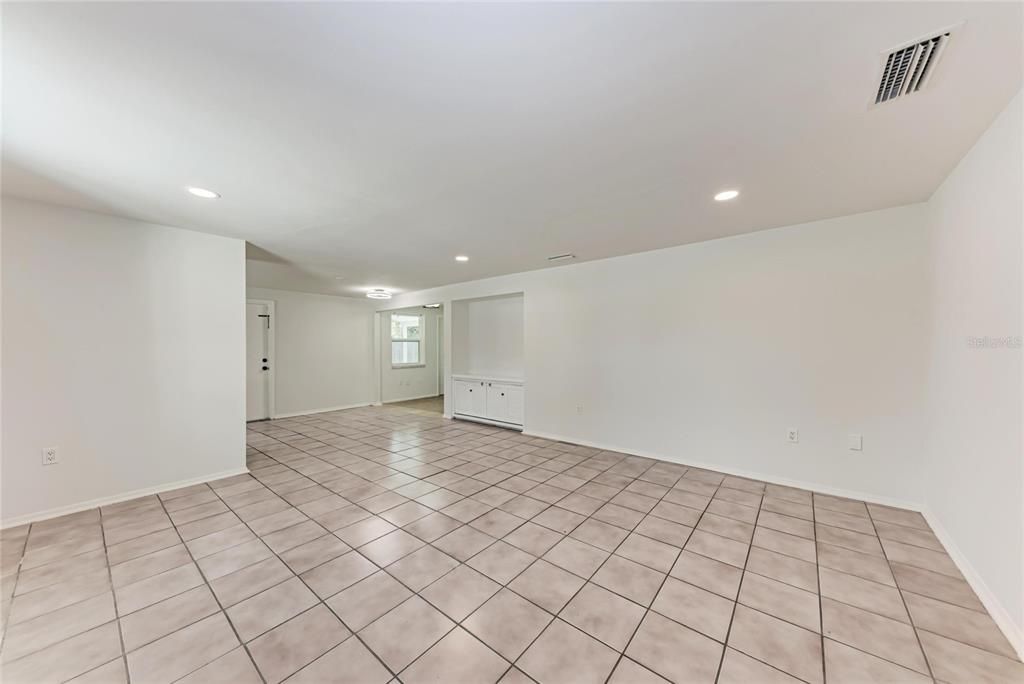 Activo con contrato: $349,000 (3 camas, 2 baños, 1352 Pies cuadrados)