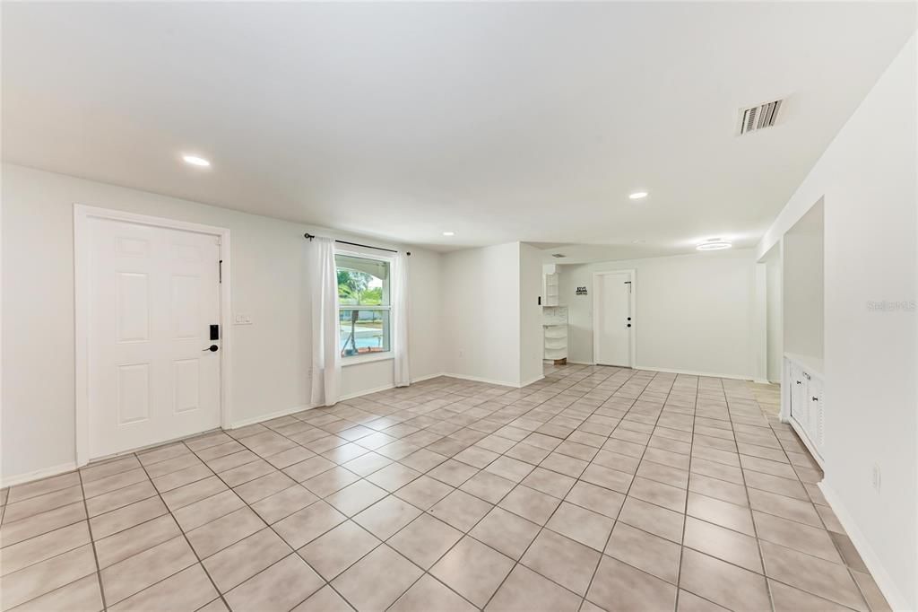 Activo con contrato: $349,000 (3 camas, 2 baños, 1352 Pies cuadrados)