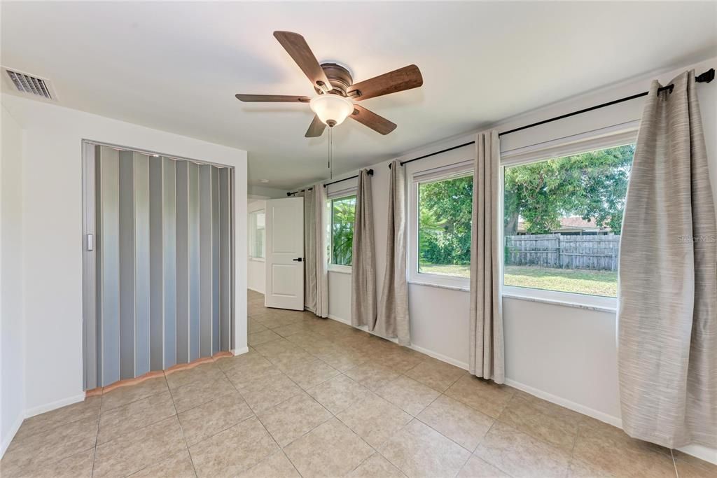 Activo con contrato: $349,000 (3 camas, 2 baños, 1352 Pies cuadrados)