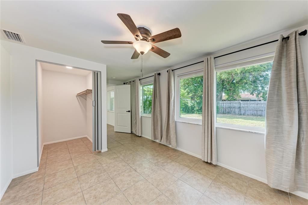 Activo con contrato: $349,000 (3 camas, 2 baños, 1352 Pies cuadrados)