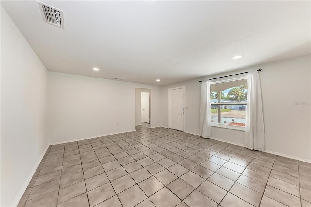 Activo con contrato: $349,000 (3 camas, 2 baños, 1352 Pies cuadrados)