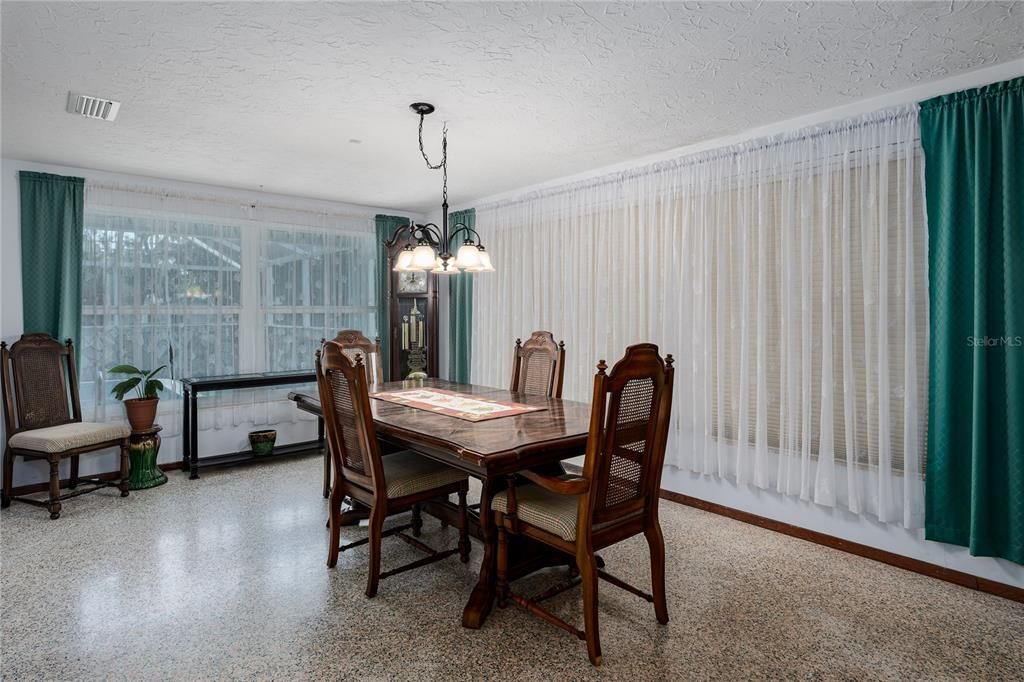 Activo con contrato: $399,000 (3 camas, 2 baños, 2184 Pies cuadrados)