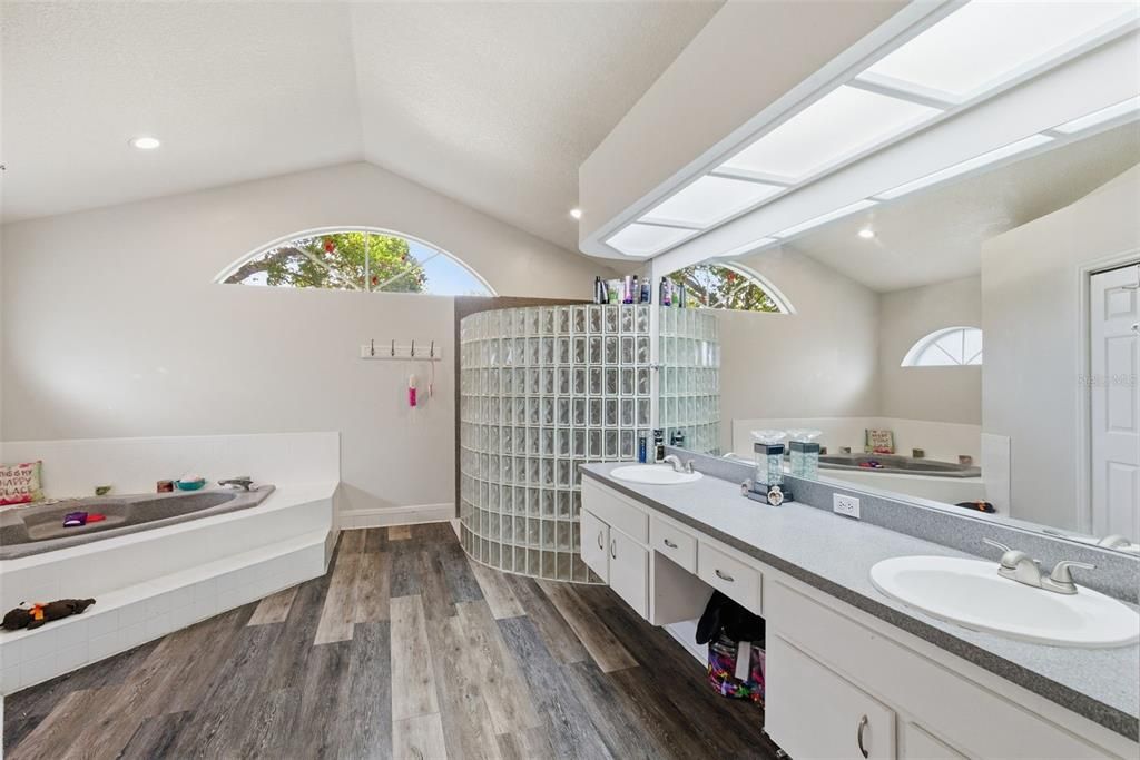 En Venta: $660,000 (4 camas, 3 baños, 2776 Pies cuadrados)