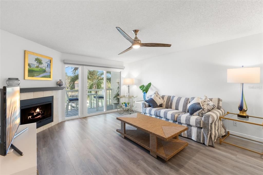 На продажу: $749,900 (3 спален, 3 ванн, 1585 Квадратных фут)