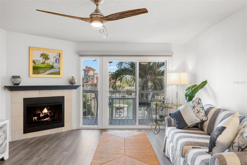 На продажу: $749,900 (3 спален, 3 ванн, 1585 Квадратных фут)