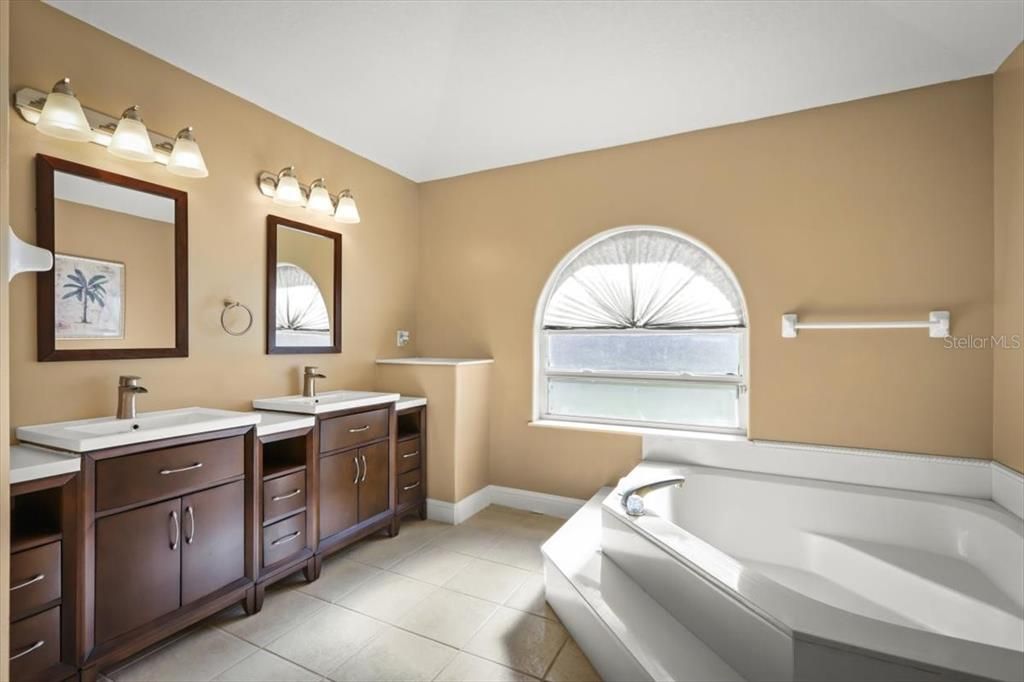 待售: $900,000 (4 贝兹, 2 浴室, 2654 平方英尺)