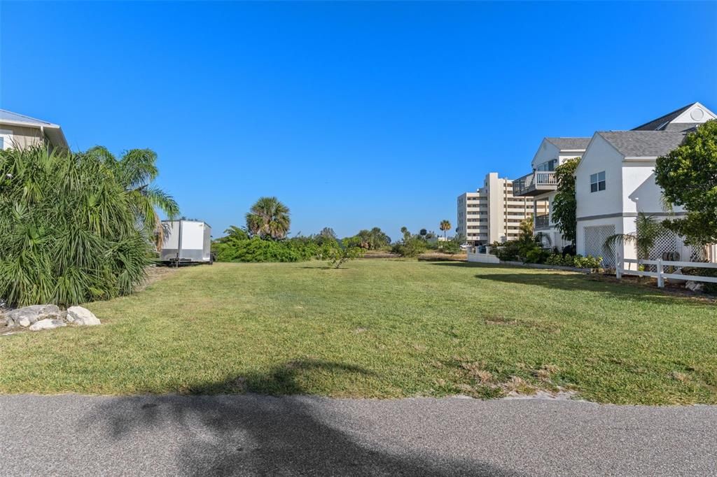 На продажу: $595,000 (0.16 acres)