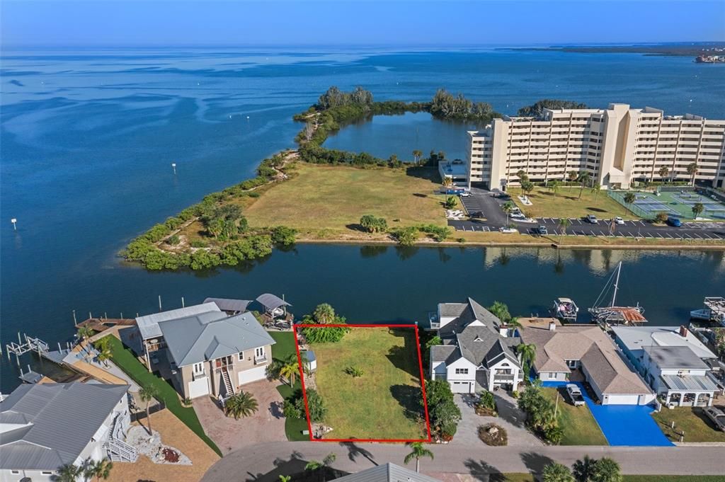 На продажу: $595,000 (0.16 acres)