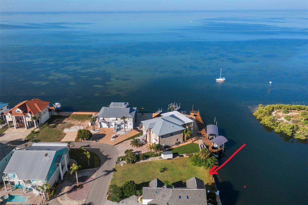 На продажу: $595,000 (0.16 acres)