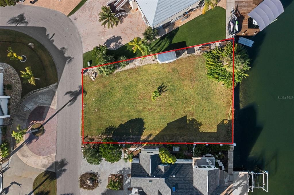 На продажу: $595,000 (0.16 acres)