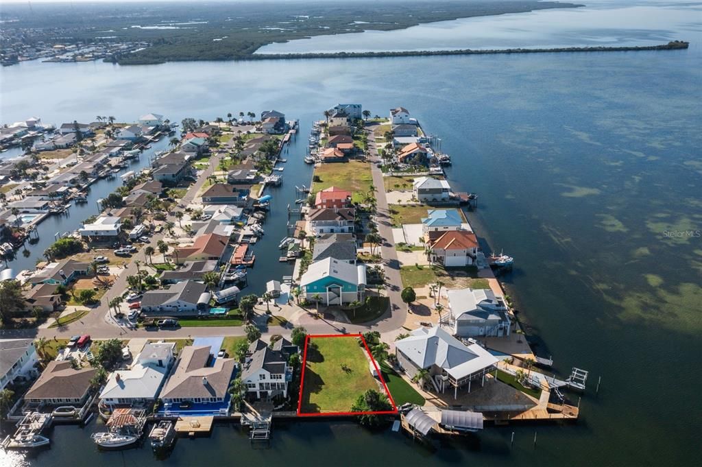 На продажу: $595,000 (0.16 acres)