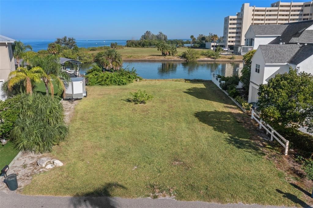 На продажу: $595,000 (0.16 acres)