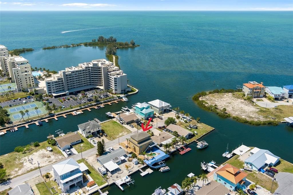 На продажу: $595,000 (0.16 acres)