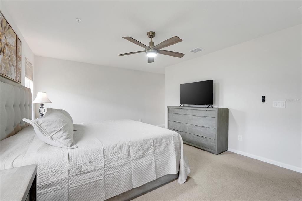 Под контрактом: $2,550 (3 спален, 2 ванн, 1833 Квадратных фут)