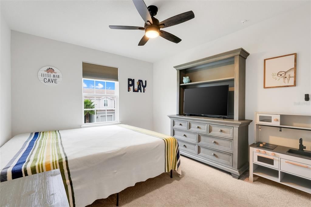 Под контрактом: $2,550 (3 спален, 2 ванн, 1833 Квадратных фут)