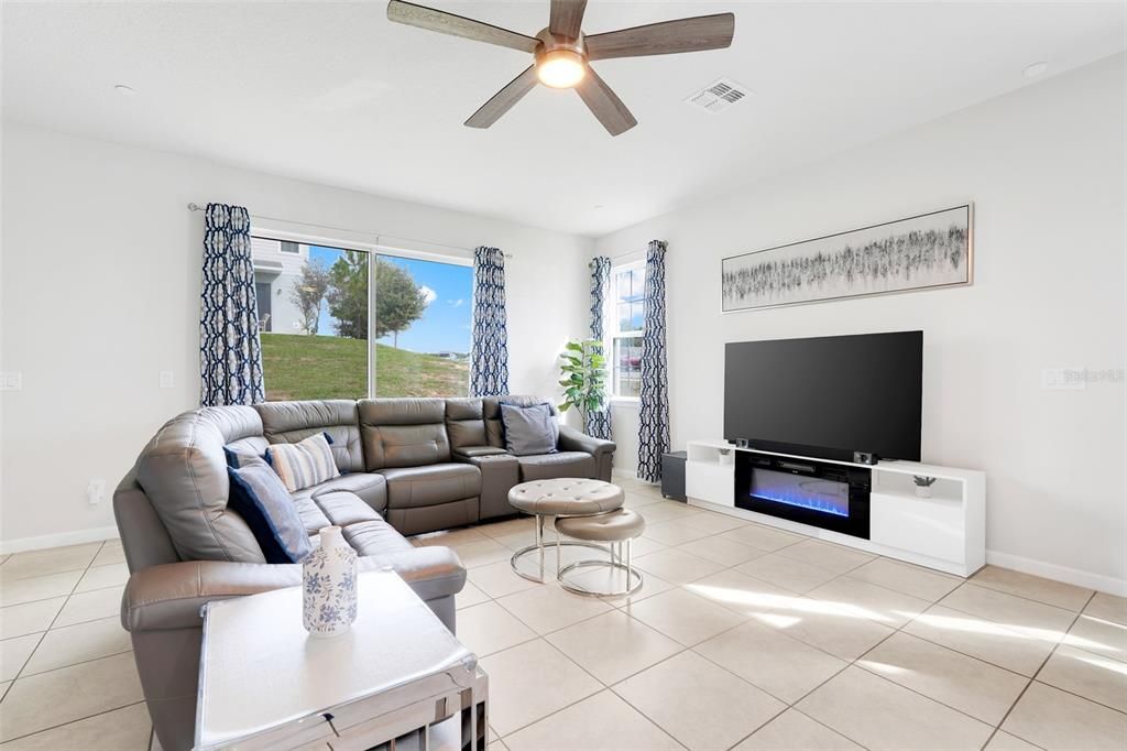 Под контрактом: $2,550 (3 спален, 2 ванн, 1833 Квадратных фут)