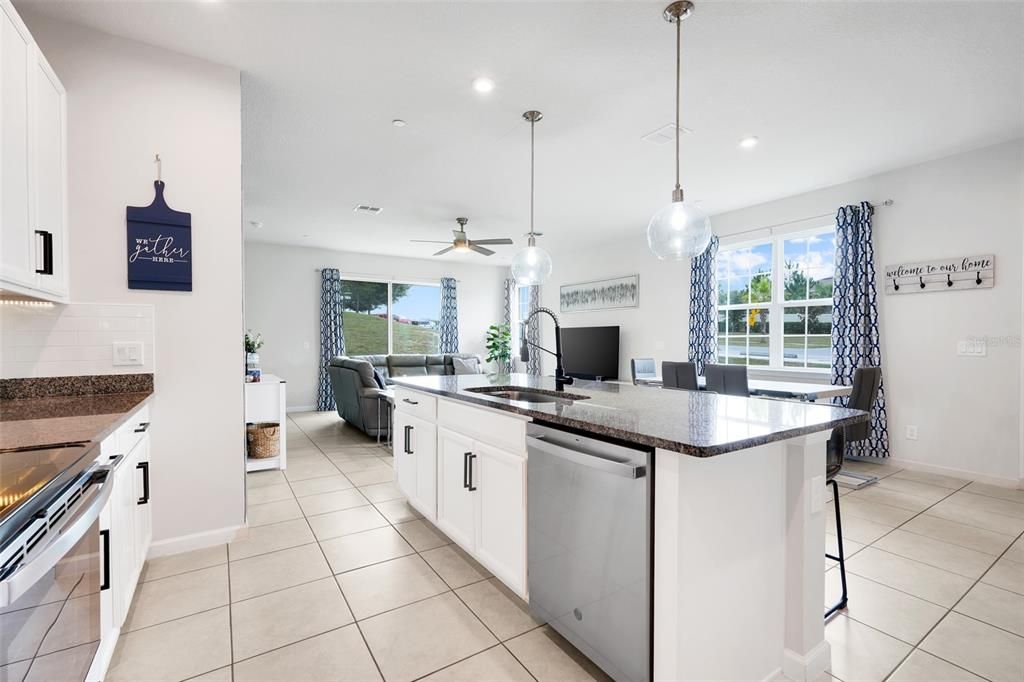 Под контрактом: $2,550 (3 спален, 2 ванн, 1833 Квадратных фут)