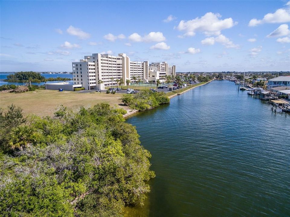 En Venta: $218,000 (2 camas, 2 baños, 950 Pies cuadrados)