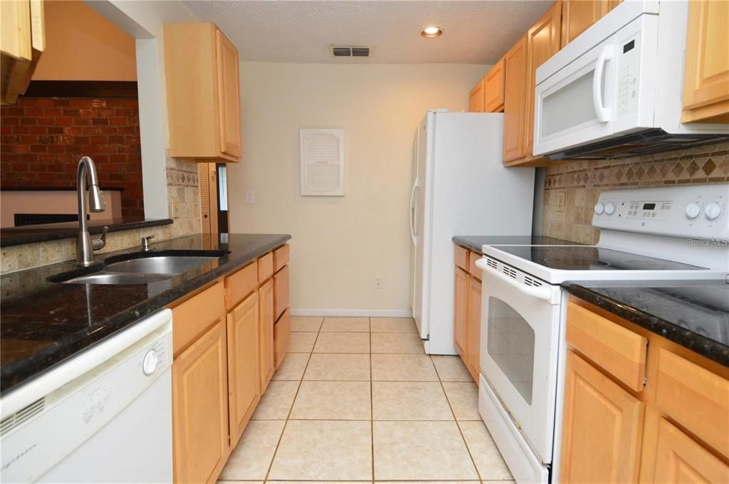 For Rent: $1,600 (2 beds, 1 baths, 1000 Square Feet)