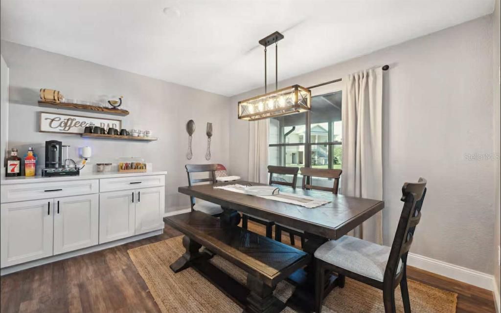 待售: $950,000 (3 贝兹, 2 浴室, 2393 平方英尺)