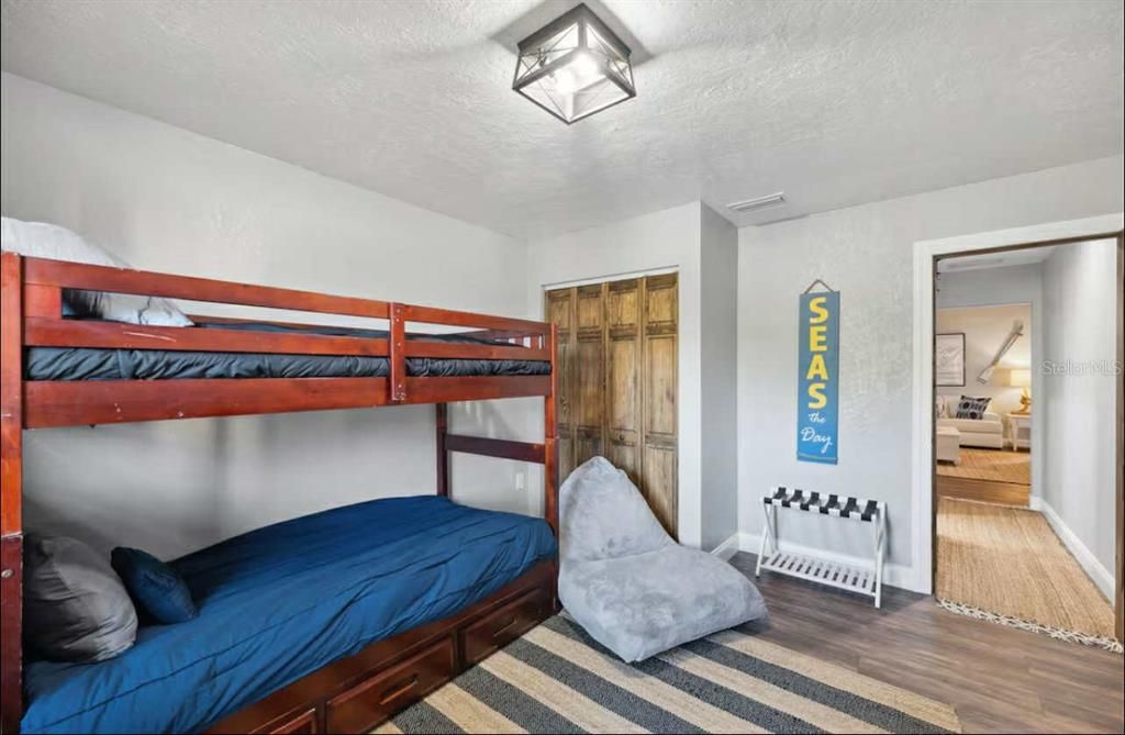 待售: $950,000 (3 贝兹, 2 浴室, 2393 平方英尺)