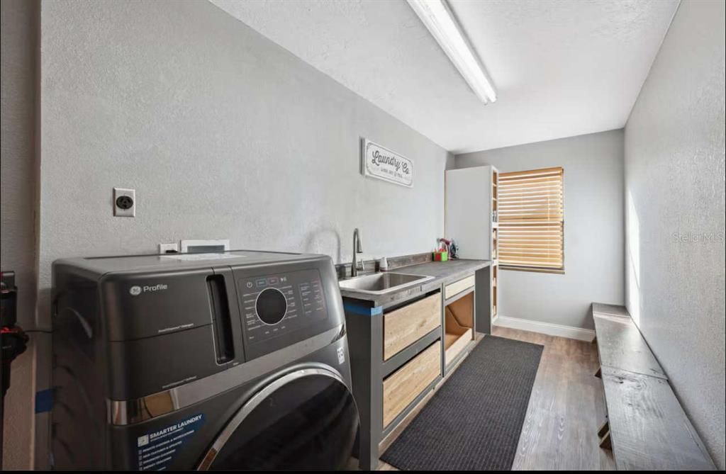 待售: $950,000 (3 贝兹, 2 浴室, 2393 平方英尺)