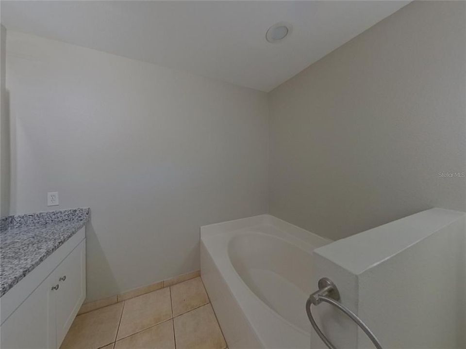 合同活跃: $1,799 (3 贝兹, 2 浴室, 1960 平方英尺)