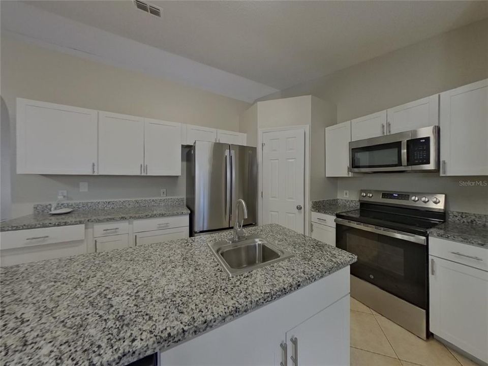 合同活跃: $1,799 (3 贝兹, 2 浴室, 1960 平方英尺)